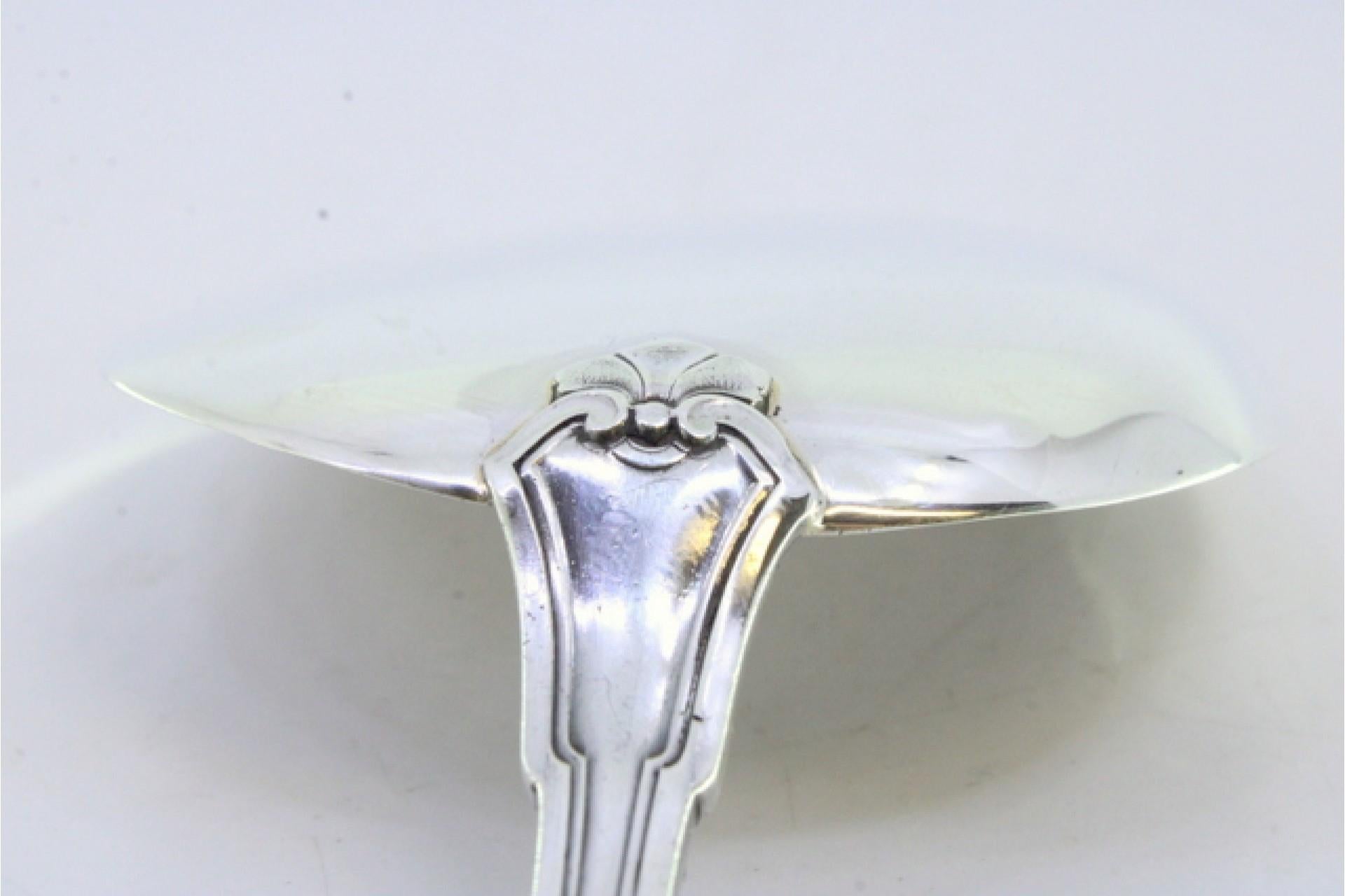 Descripción: Cuchara de helado de plata con cáscara lisa y relieves engarzados a lo largo del mango. Metal: Silver. Origen: Francés. Marca: Tête Minerve. Peso: 107,57 gramos. Dimensiones: 24cmx7,5cm. Contenido: 950/1000. Marca de ensayo: Sí, desde