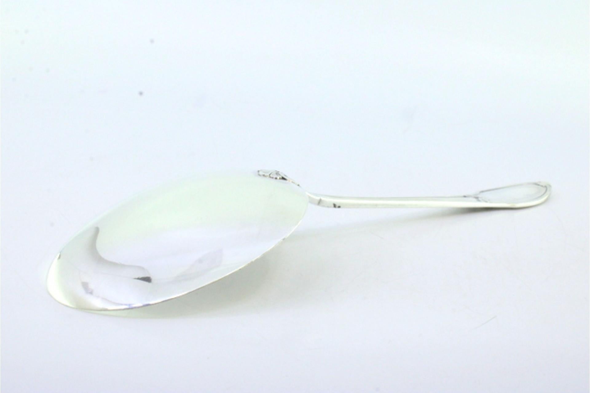 Silver ice cream scoop with smooth shell and crimped reliefs along the handle en Bueno estado para la venta en Porto, PT