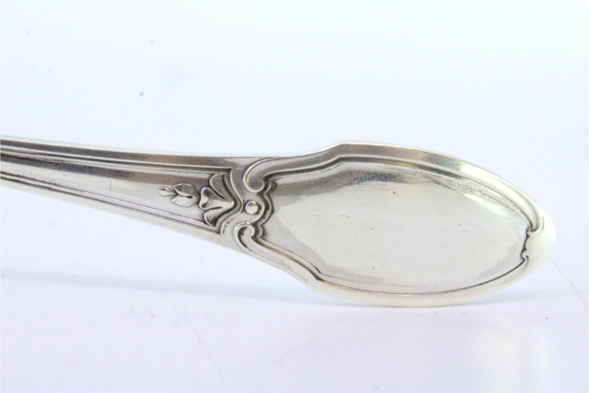 Silver ice cream scoop with smooth shell and crimped reliefs along the handle siglo XIX en venta