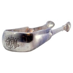 Silberne Eiszange in Form von Akanthusblättern