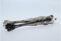 Pinze per ghiaccio in argento a forma di chele con motivi vegetali incisi