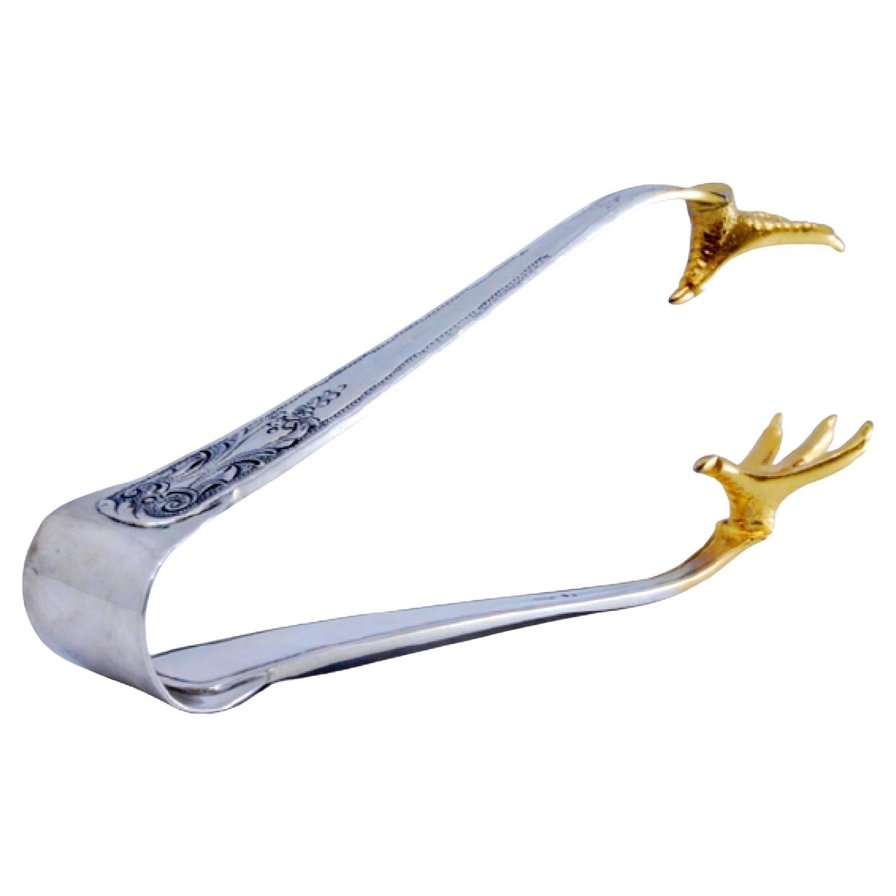 Silberne Eiszange in Form von goldenen Klauen mit Reliefs an den Griffen im Angebot