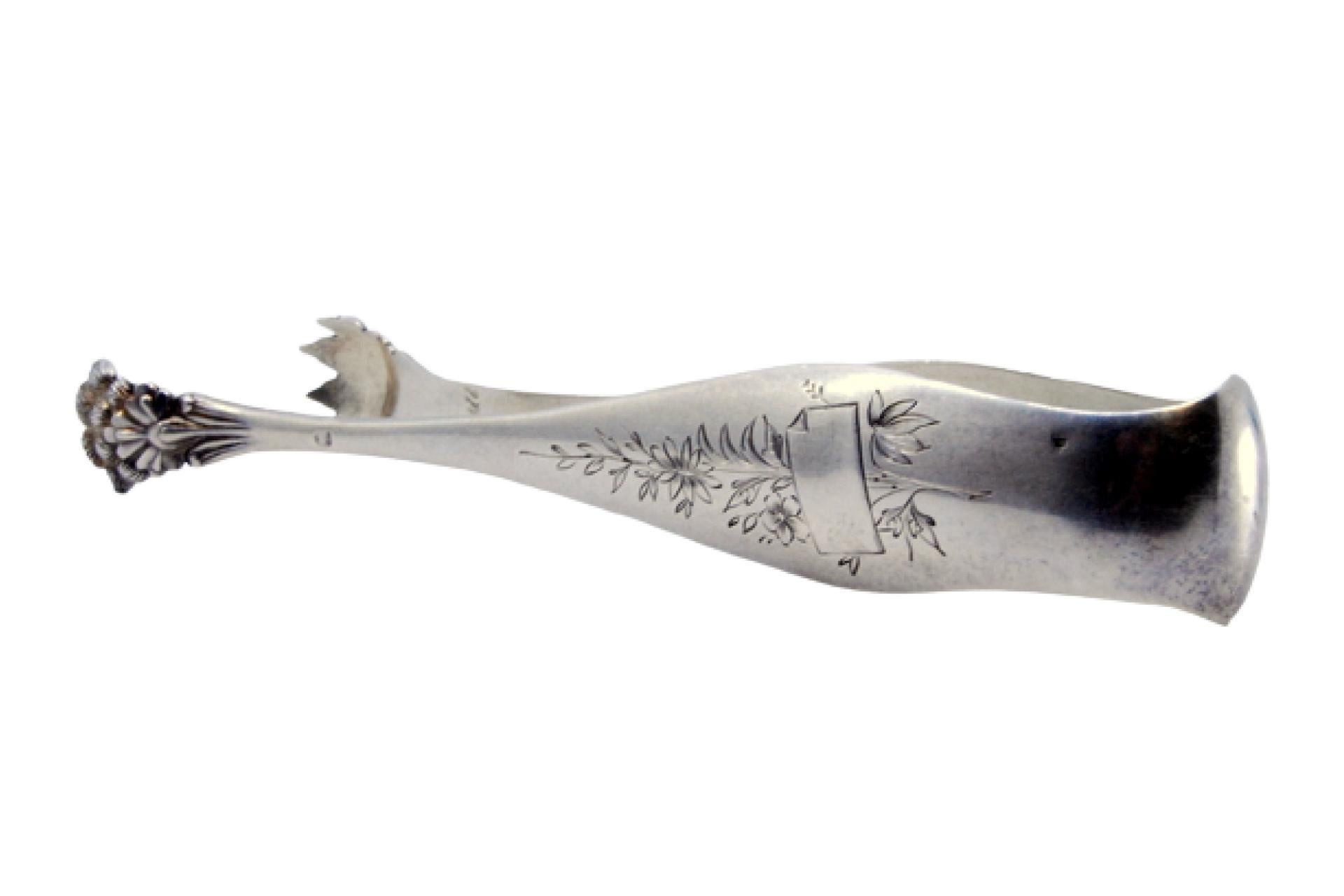 Silver ice tongs with floral reliefs and claw-shaped tongs For Sale