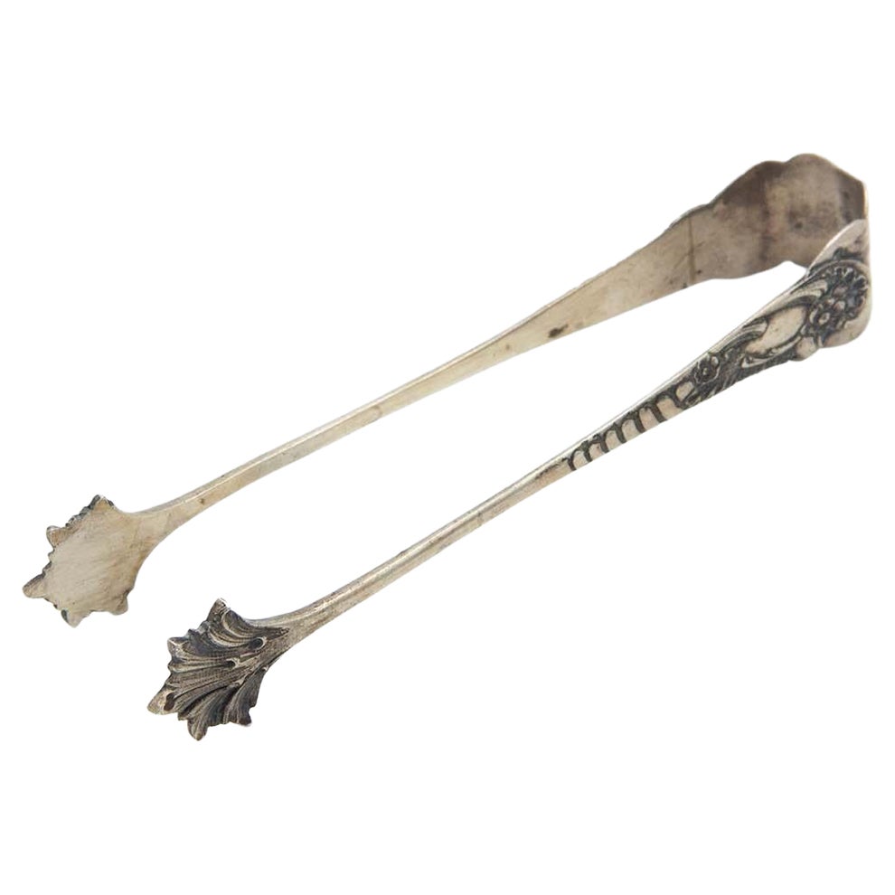Silver ice tongs with reliefs and friezes en vente