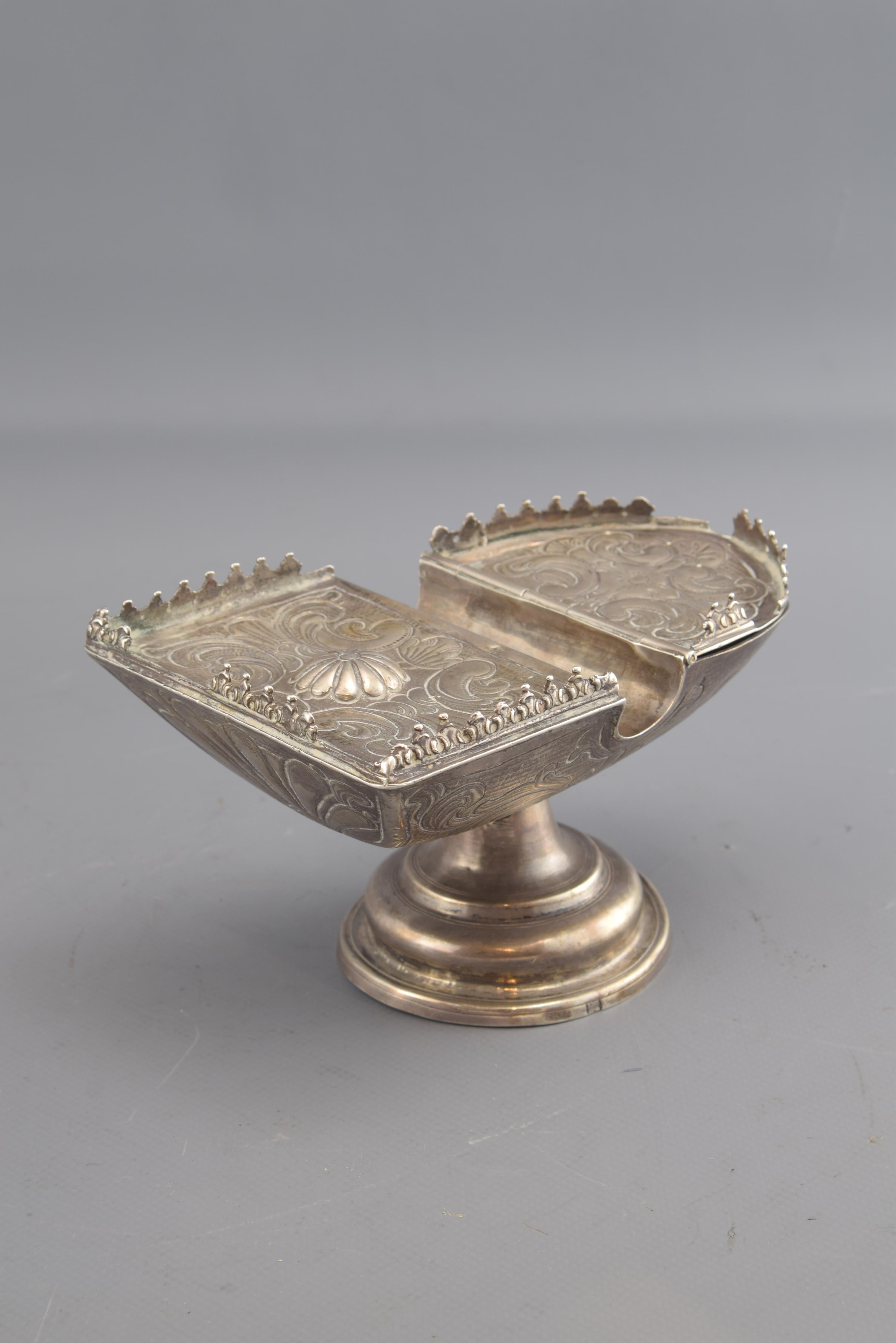 Silver incense boat (naviculae). SANZ DE VELASCO, Juan Antonio (1720-1778). Valladolid, Spain, 18th century. With hallmarks.
The hallmarks on the base place the realization of the piece in Valladolid (note that it is the one which some experts