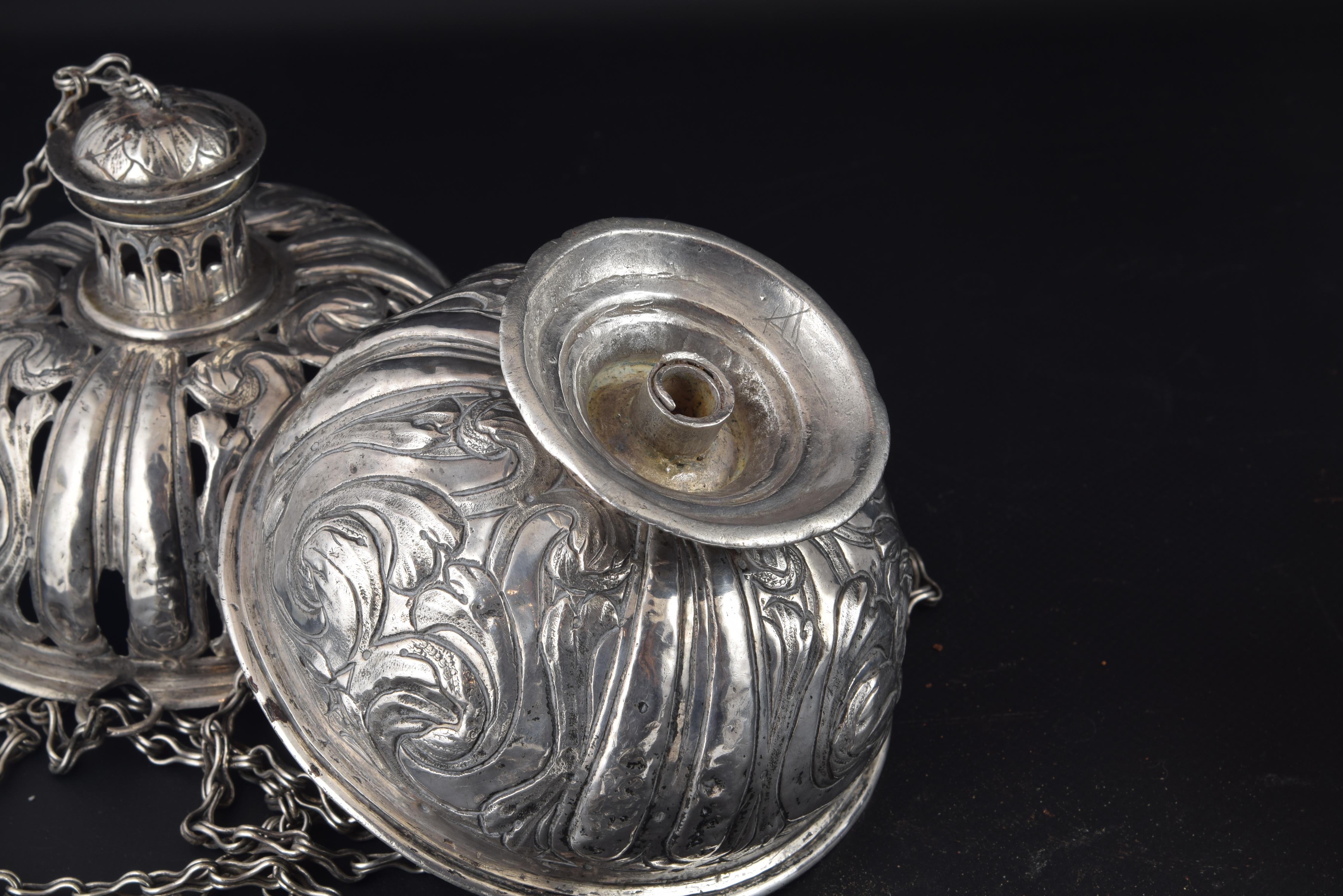 This piece does not follow the most usual type in the form of Castilian censers of the 17th century, but the spherical ones are very common already in the Byzantine Empire and both in the West and in the Arab world since then. Compare outstanding