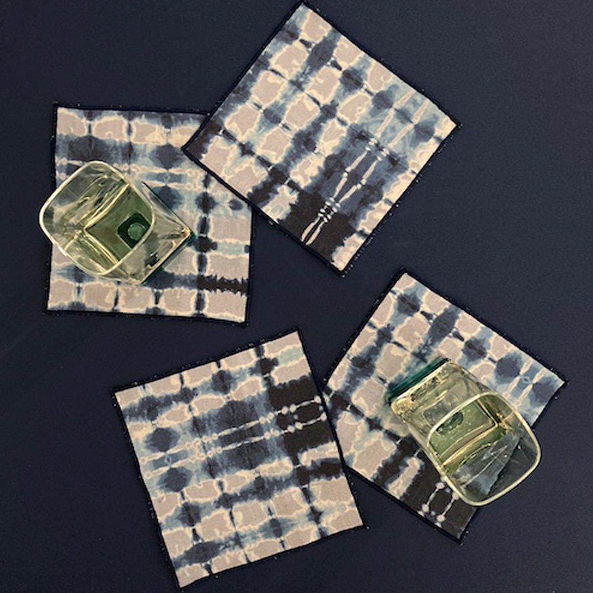 Moderno Set di quattro tovaglioli da cocktail in argento e indaco in vendita