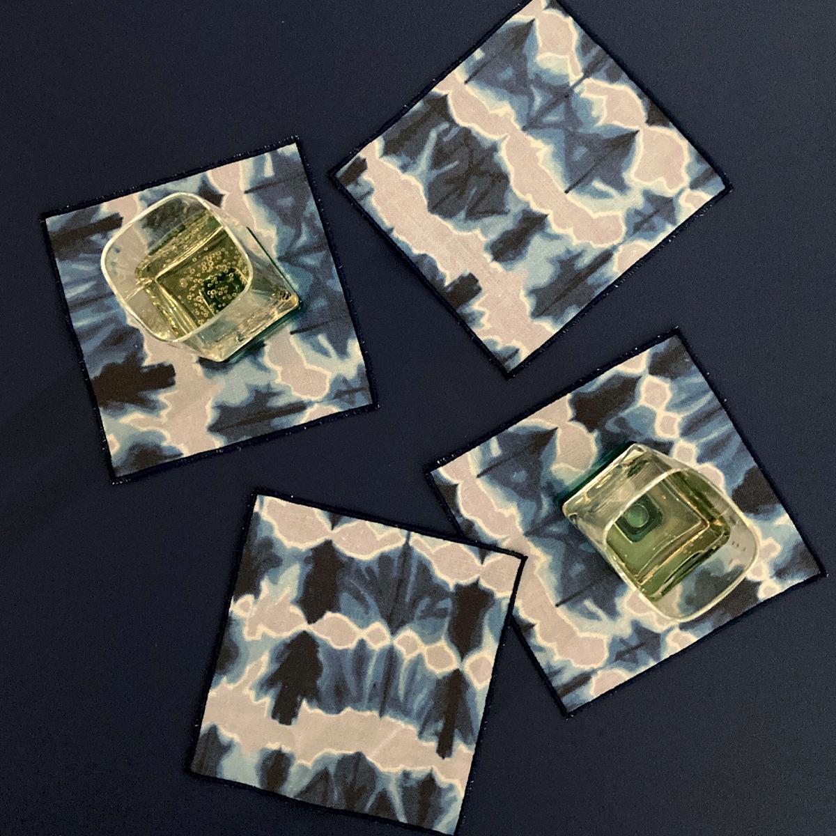 Silver & Indigo Wave Cocktail-Servietten, Vierer-Set (Moderne) im Angebot