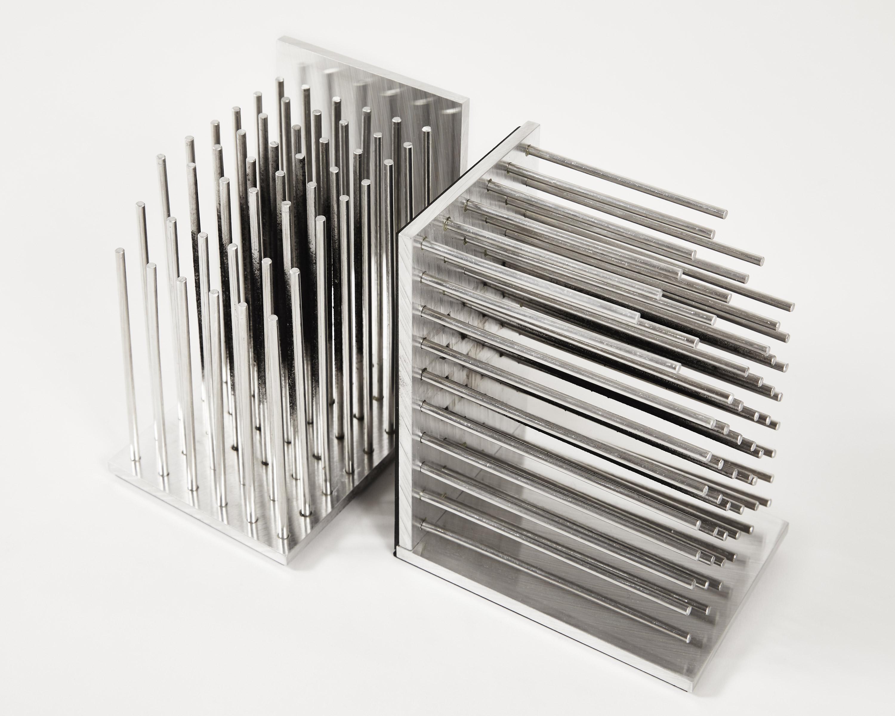 Silber Industrielle modernistische Silber-Buchstützen aus Aluminium und Gummi „Die Farbe der Luft“  im Angebot 1