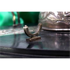 Calamaio d'argento con portacarte e penna con calamaio, appoggiato su una base di legno