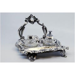 Encrier en argent avec reliefs, deux récipients et pieds en forme de palmier