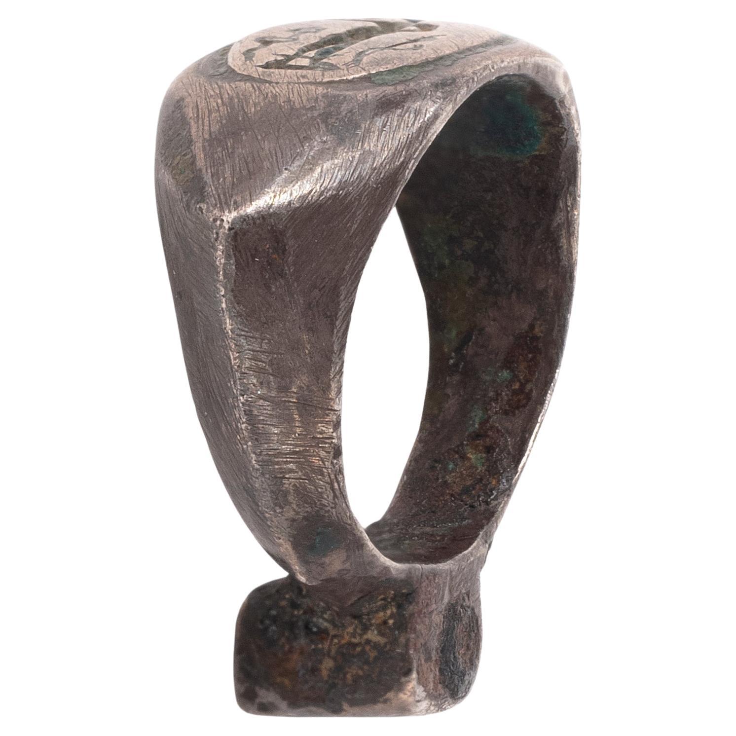 Silberring 800 Tausendstel, die Lünette mit einer stehenden Gottheit graviert.
Römische Kunst, 3.-4. Jahrhundert. 
Größe : 5
Gewicht : 7 g