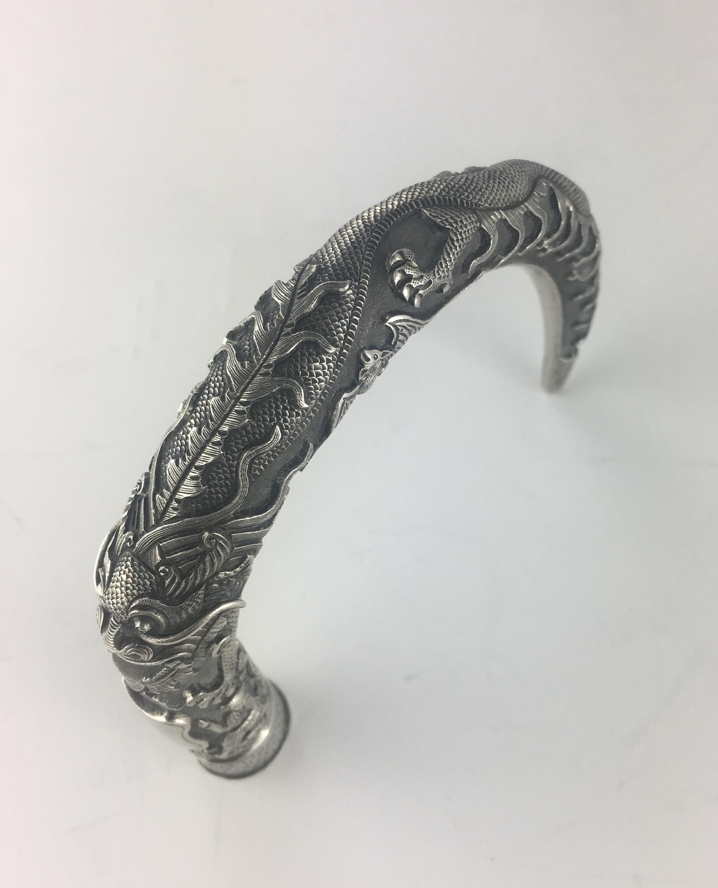 A fine French silver cane handle with a chinoiserie motif. Featuring elegant curved forms with stylized scrolling, dragon and other accents.
In excellent condition and very good quality.
Area on the front leaves space for a monogram.

I believe this