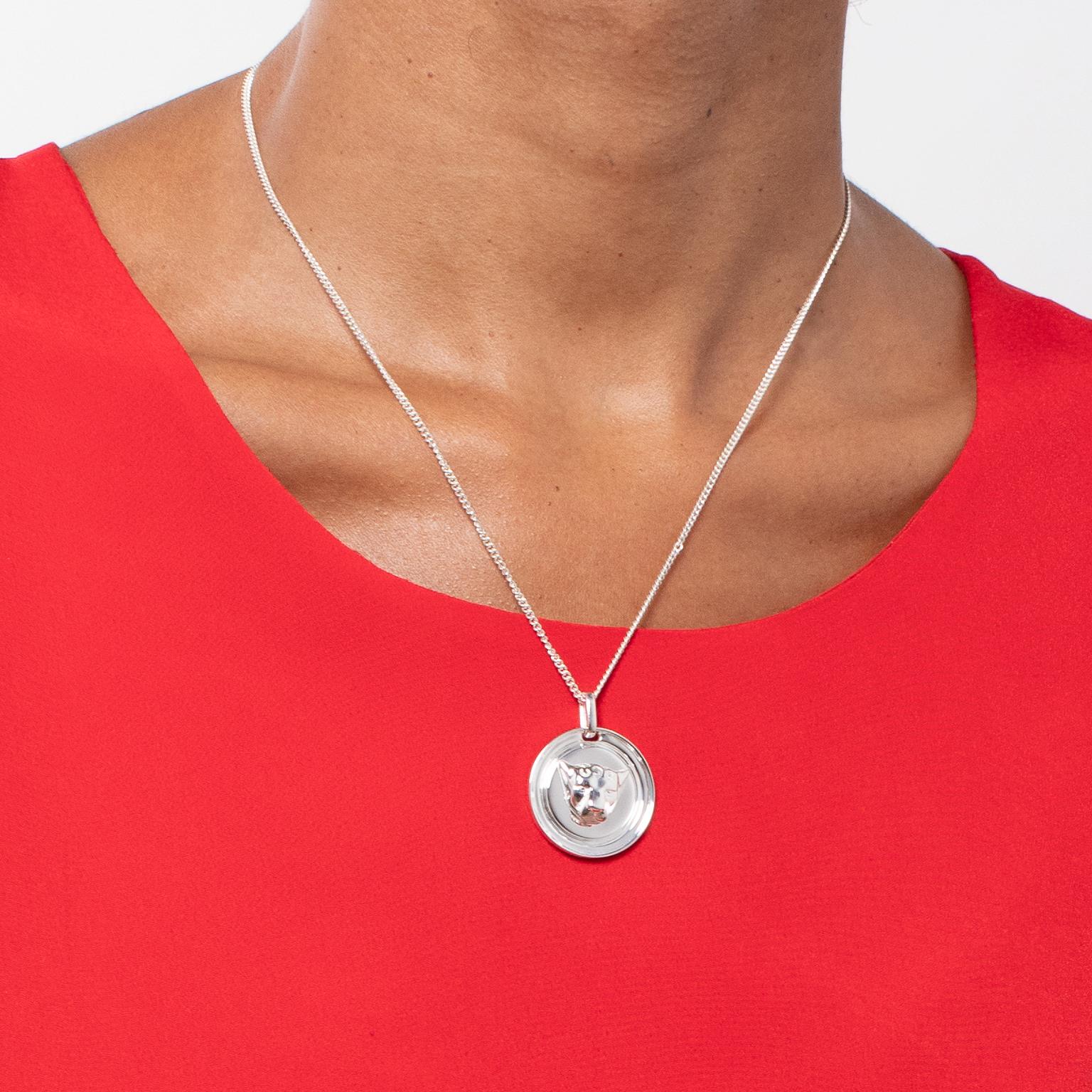 The Jaguar Medal Pendant from the Animal´s Collection by TANE is made in silver .925. From its coin shape, emerges the one of a jaguar's head with spots in relief, harmoniously distributed along its surface. The pendant is suspended from a 1.77¨