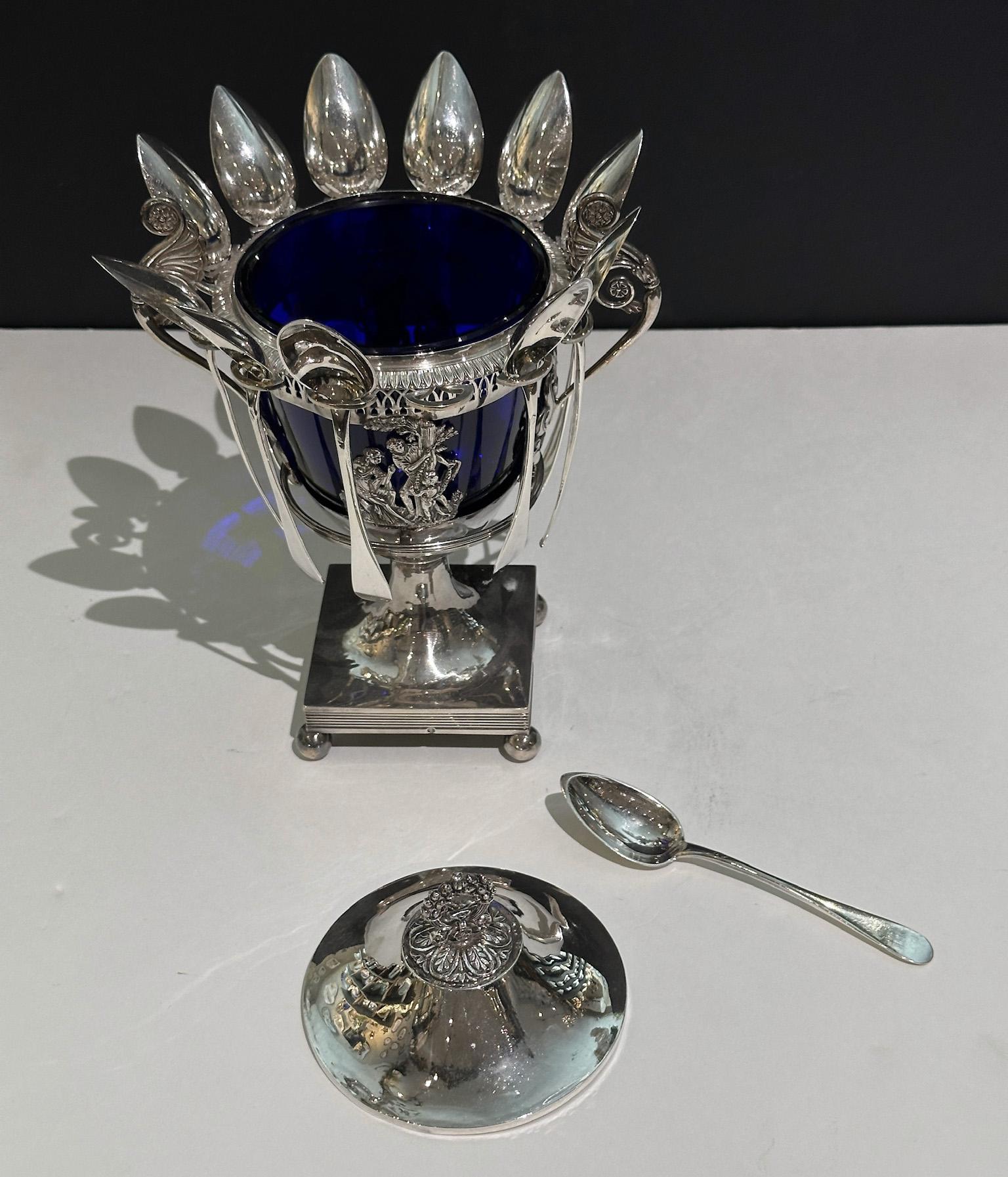Ce pot à confiture en argent, portant le poinçon Vieillard (datant de la période 1818-1838), est une pièce remarquable de l'époque de la Restauration. D'une élégance classique, elle se distingue par sa forme Médicis et repose sur une base carrée