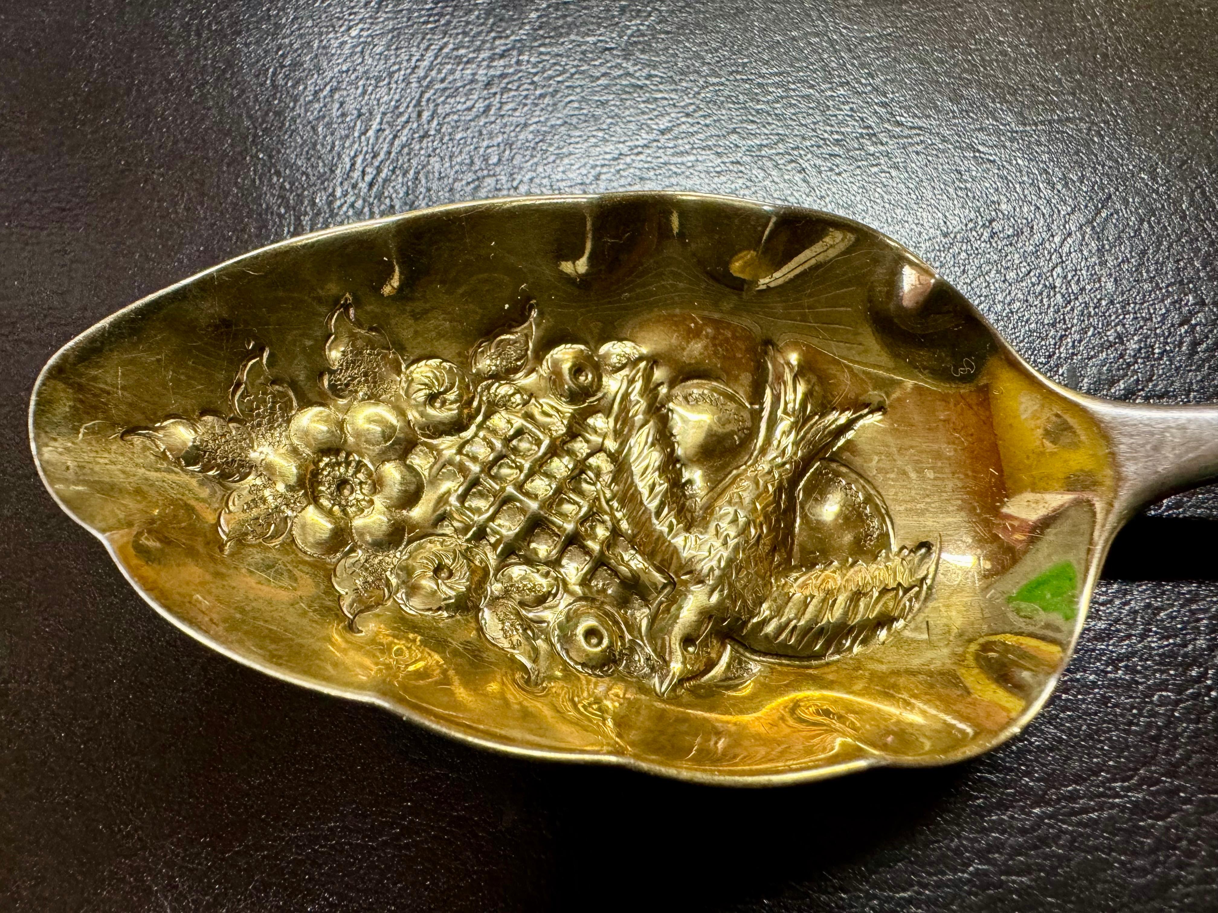  Cucchiaio da marmellata in argento Londra 1800
Peso 51 g
Lunghezza 22.2 cm

Guarda i francobolli