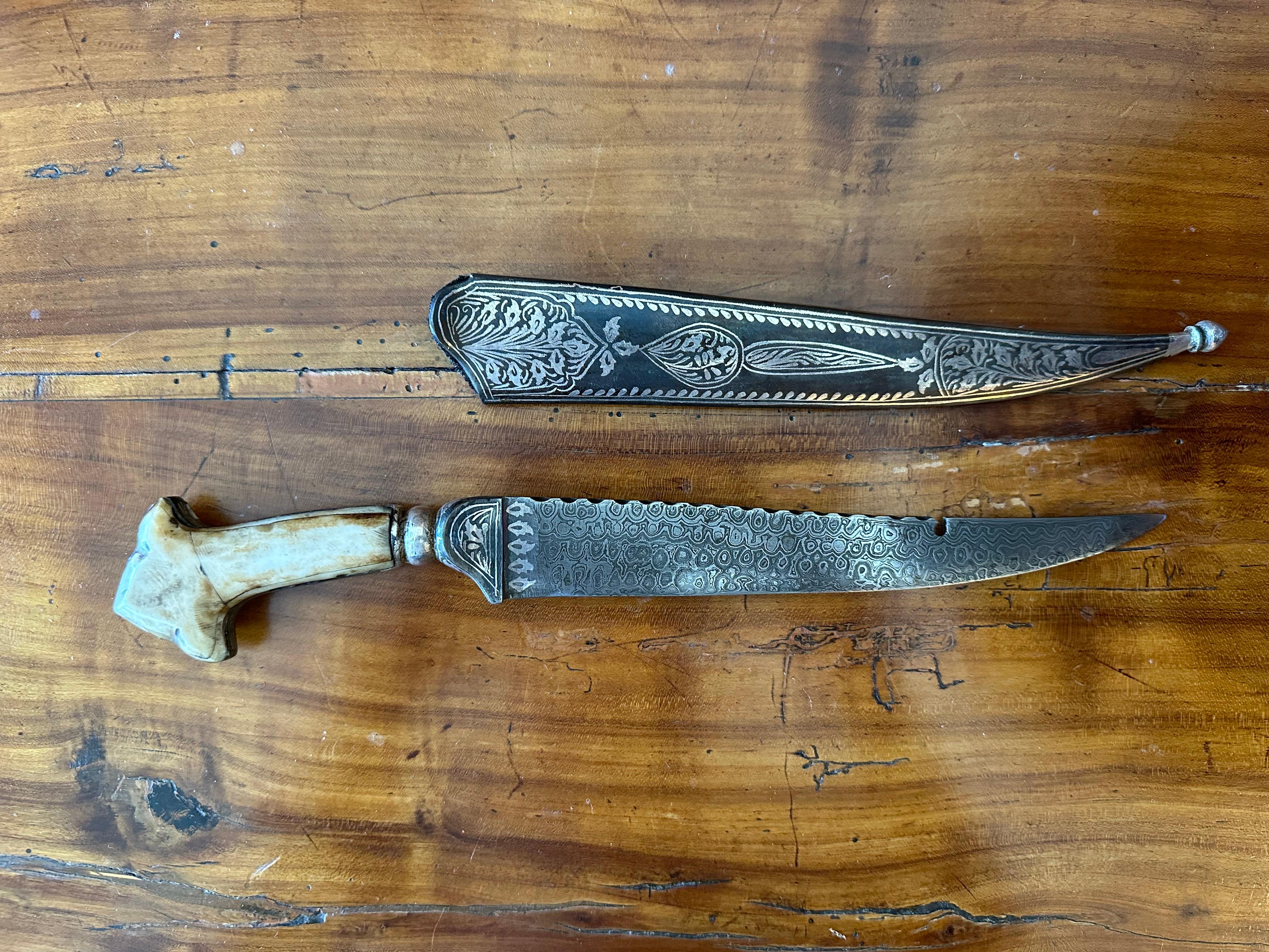 Silver “Jambiya” or Curved Dagger With Its Sheath In Good Condition For Sale In Middleburg, VA