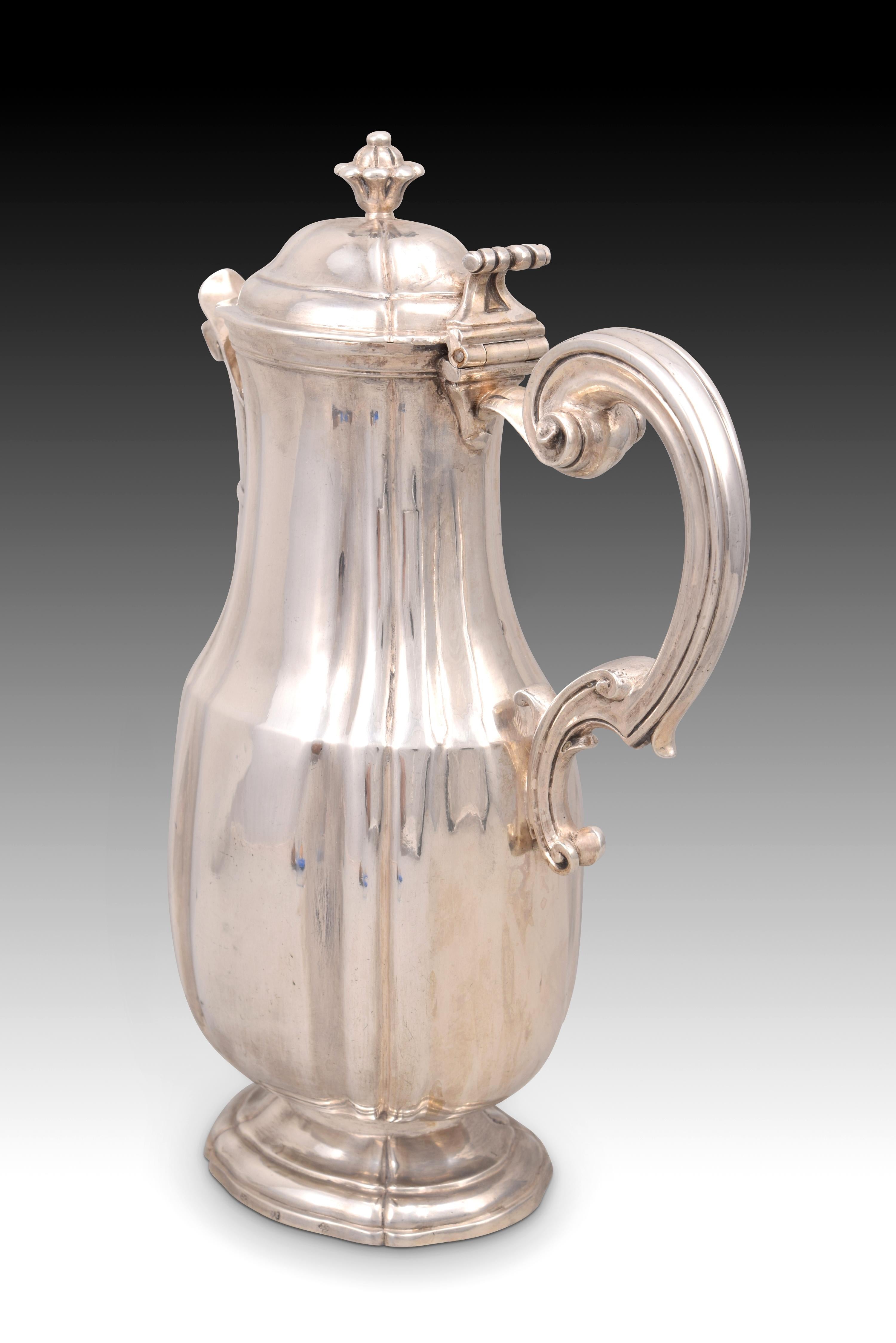 Jug or jug. Silver. DE SAN FAURÍ, Juan (1745-1785). Spain, Madrid, towards the last third of the 18th century. 
With contrast and burilada marks, and property name (Ochoa). 
The jug has an oval base with slight curves and a body divided into two