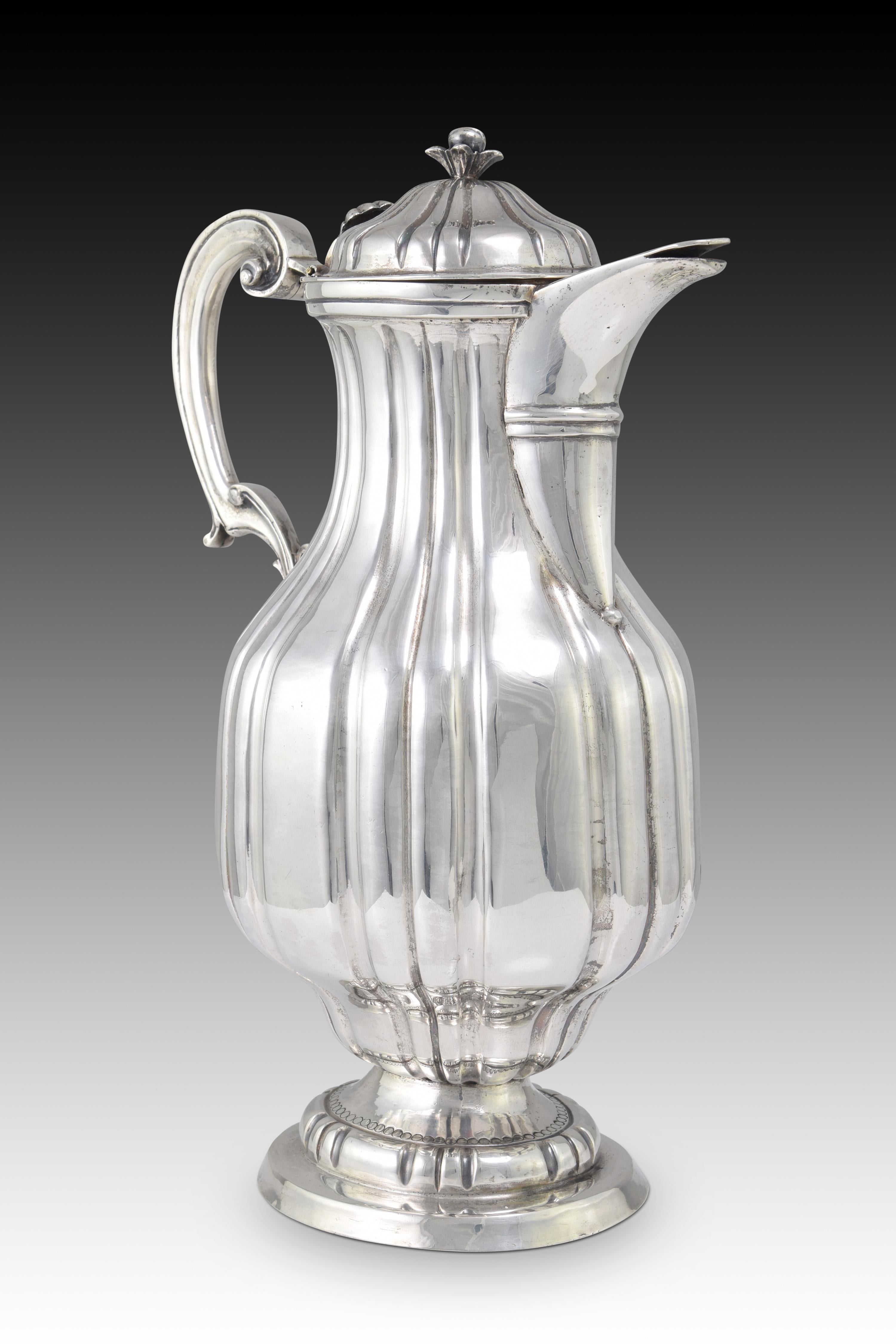 Jug or jug. Silver in its color. MARTINEZ MORENO, Mateo. Cordoba, Spain, possibly 1797. 
With contrast and chisel marks. 
Made in silver in its color, the jug has an oval base, which rises flat until it reaches a molding with vertical lines grouped