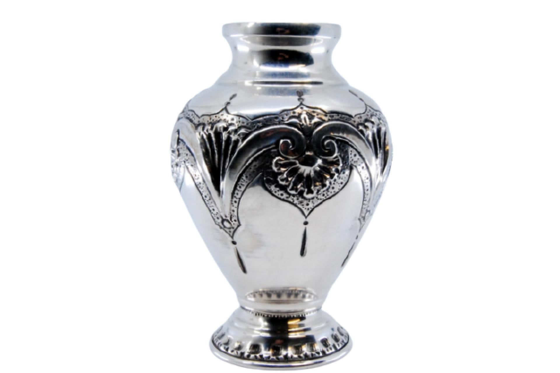Silver jar with shell shape in the style of D. João V For Sale