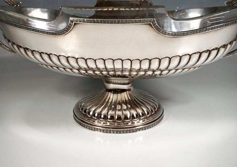 Silver Jardiniere with Swan Busts and Glass Liner, Pietrasanta & C., Italy, 1950 In Good Condition For Sale In Vienna, AT