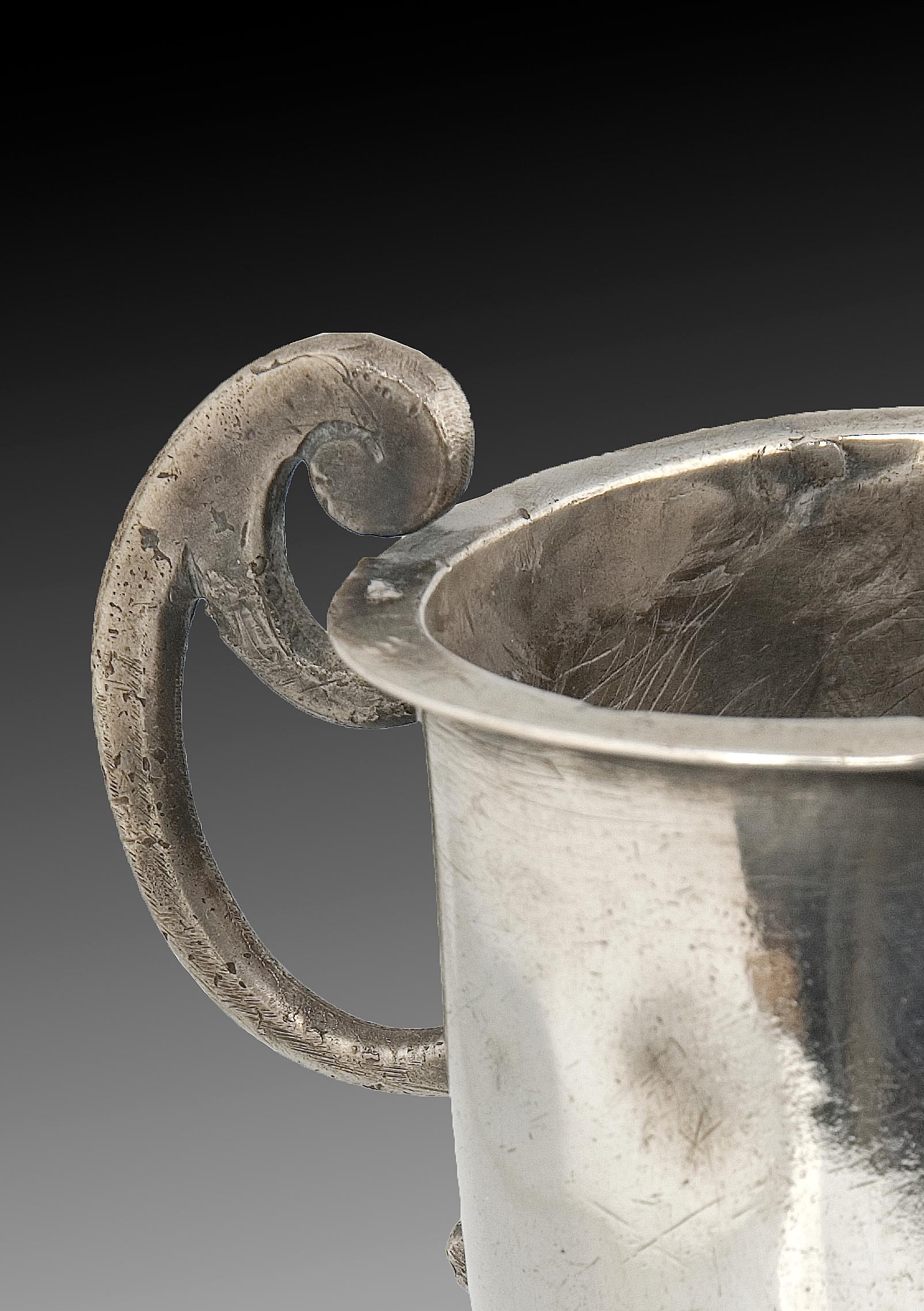 Silberne Schnabelkanne, 17. Jahrhundert.
Auf einem runden Fuß steht der glatte Schnabelkrug, mit dem Henkel in Form eines 