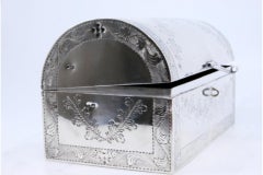 Joyero de plata en forma de cofre con motivos vegetales grabados