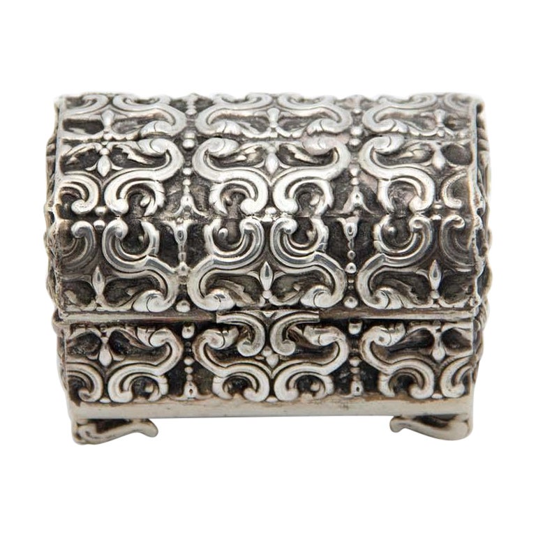 Silver jewelry box in the shape of a trunk