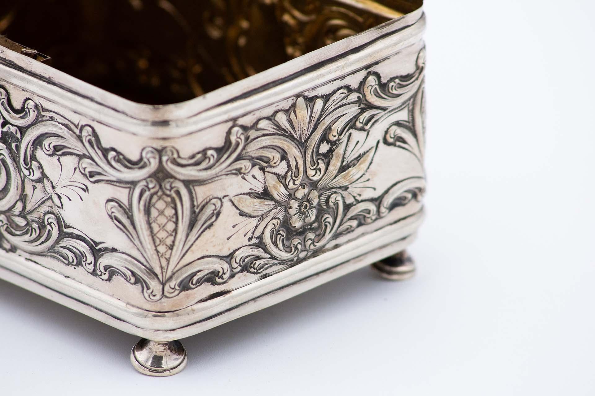 Silver jewelry box, parallelepiped in shape, w/ reliefs & engraving on the lid In Good Condition For Sale In Porto, PT