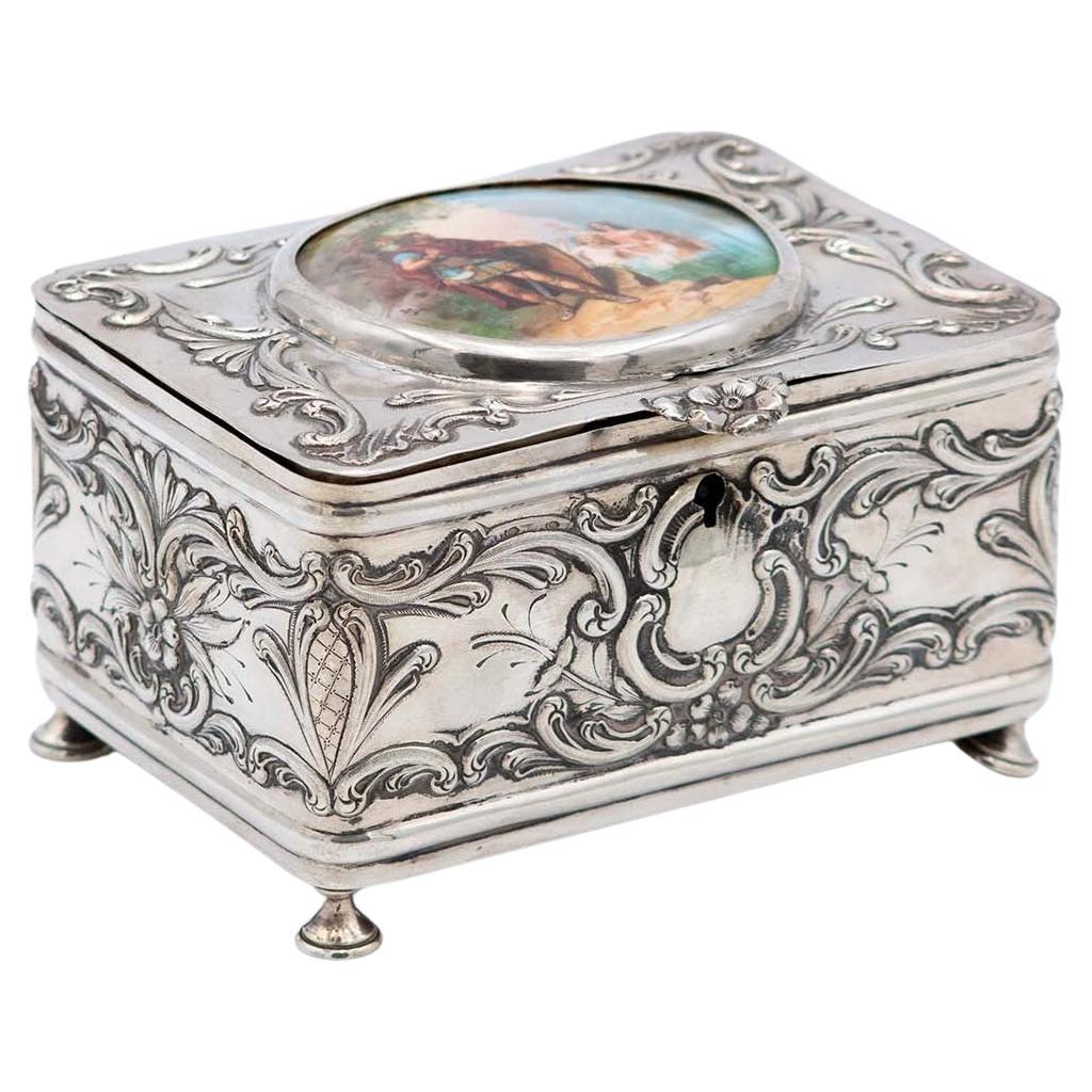 Silver jewelry box, parallelepiped in shape, w/ reliefs
engraving on the lid