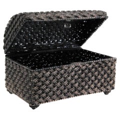 Silberne Schmuckschatulle mit verschlungener Form, auf vier Füßen und einem Scharnierdeckel ruhend