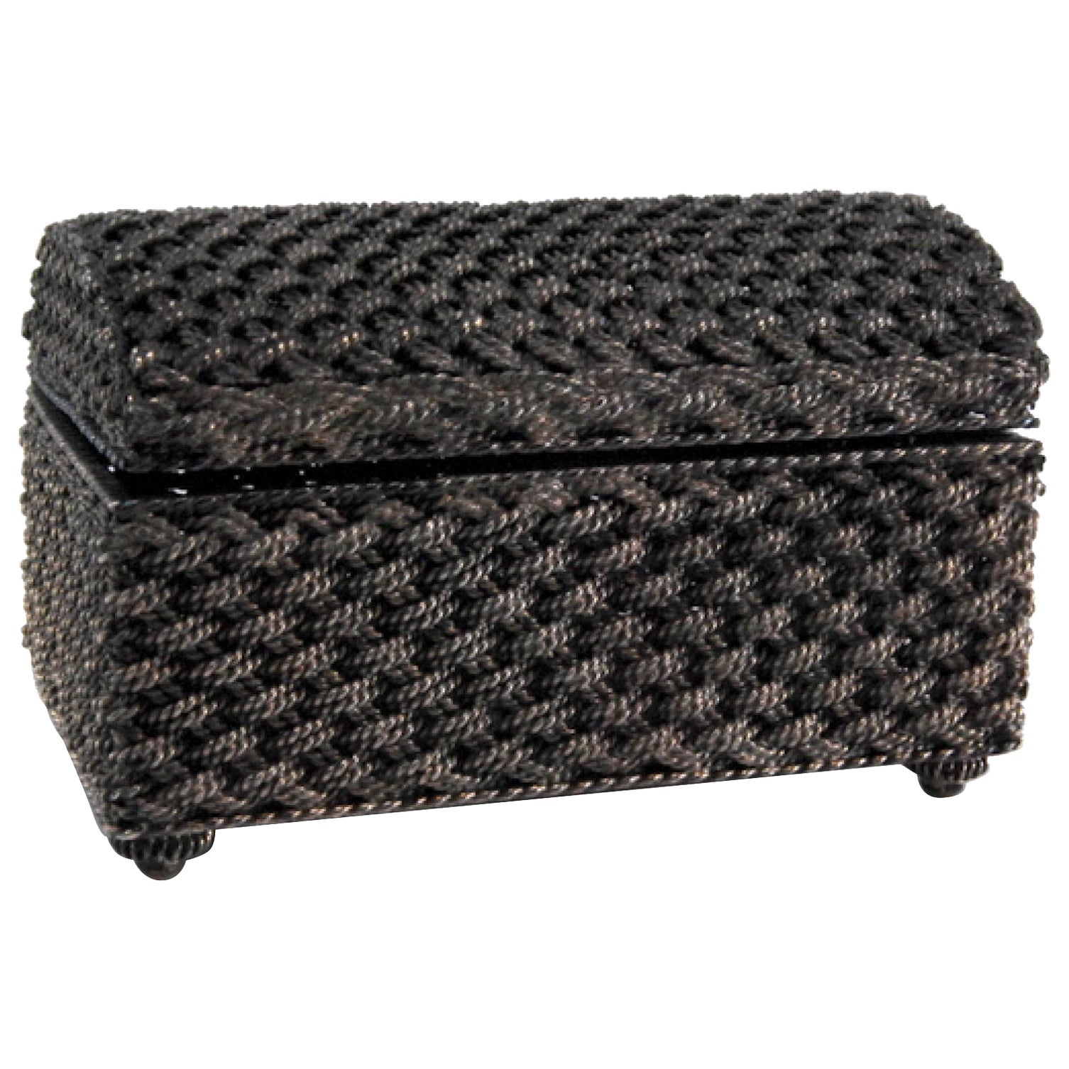 Joyero de plata con forma entrelazada, apoyado sobre cuatro patas y tapa abatible