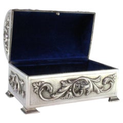 Silver jewelry box with acanthus reliefs, lined interior and opening key