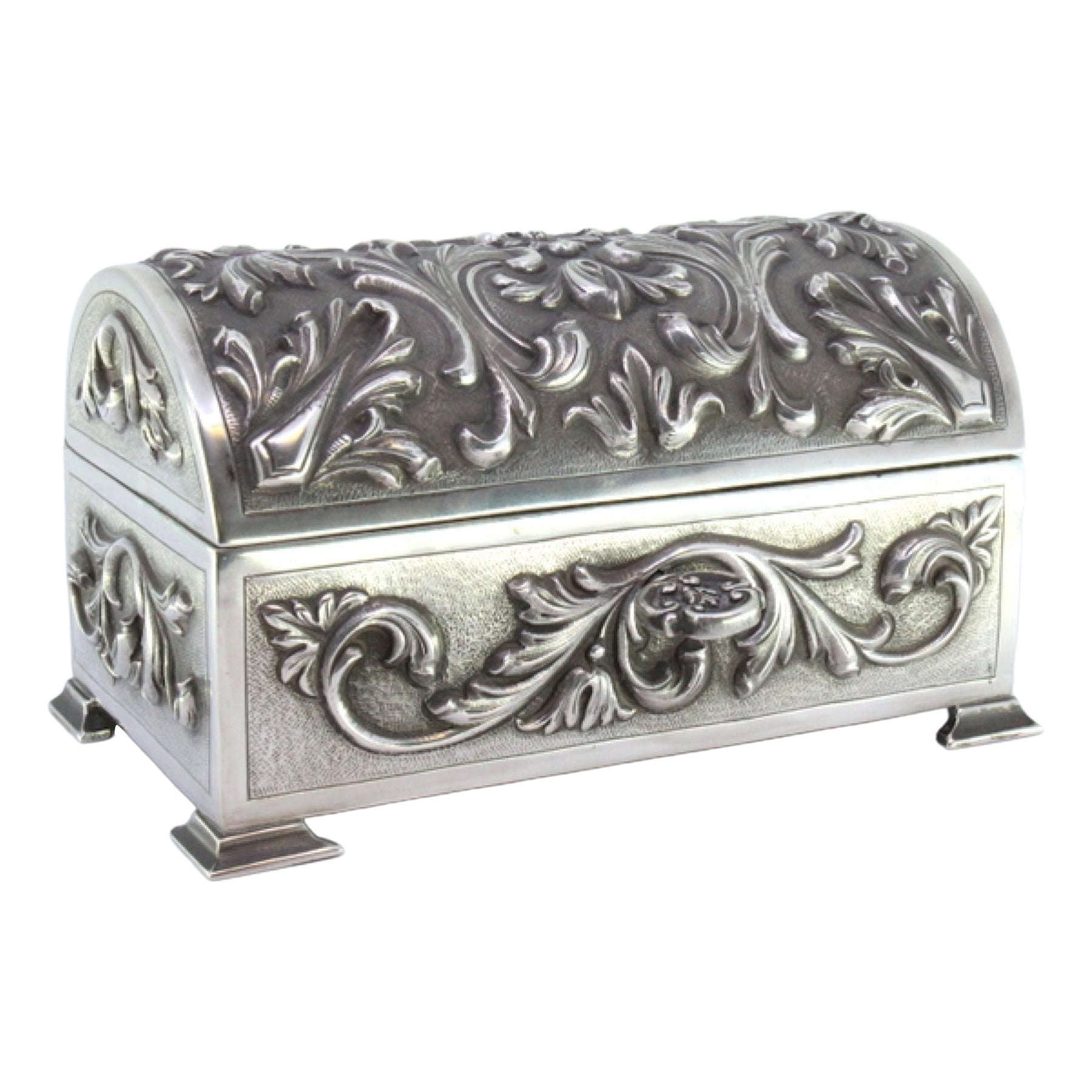 Silver jewelry box with acanthus reliefs, lined interior and opening key