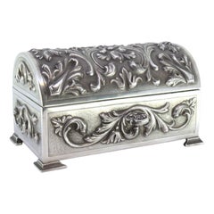 Silver jewelry box with acanthus reliefs, lined interior and opening key
