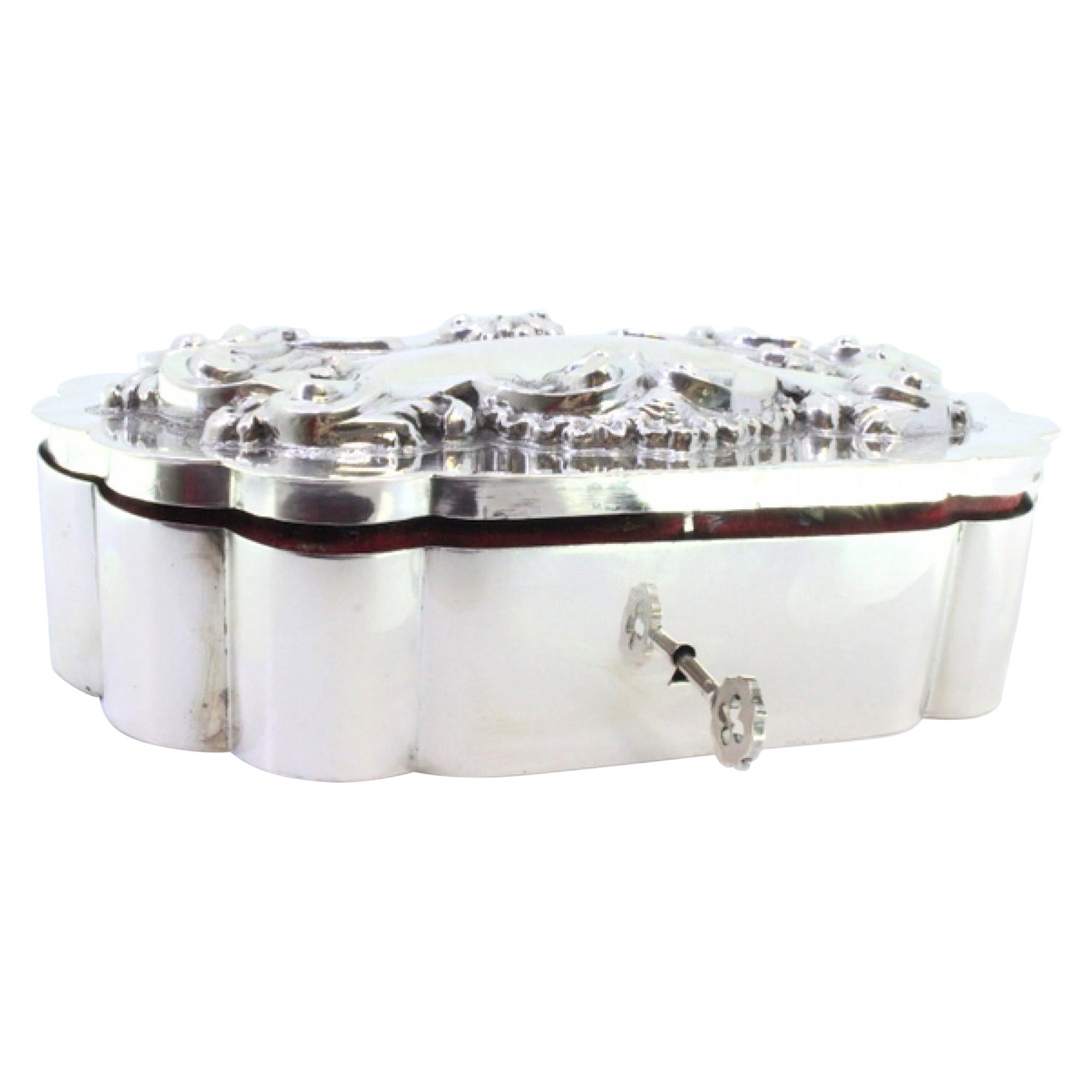 Silberne Schmuckschatulle mit Jugendstilreliefs auf Deckel und Schloss