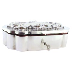 Silberne Schmuckschatulle mit Jugendstilreliefs auf Deckel und Schloss