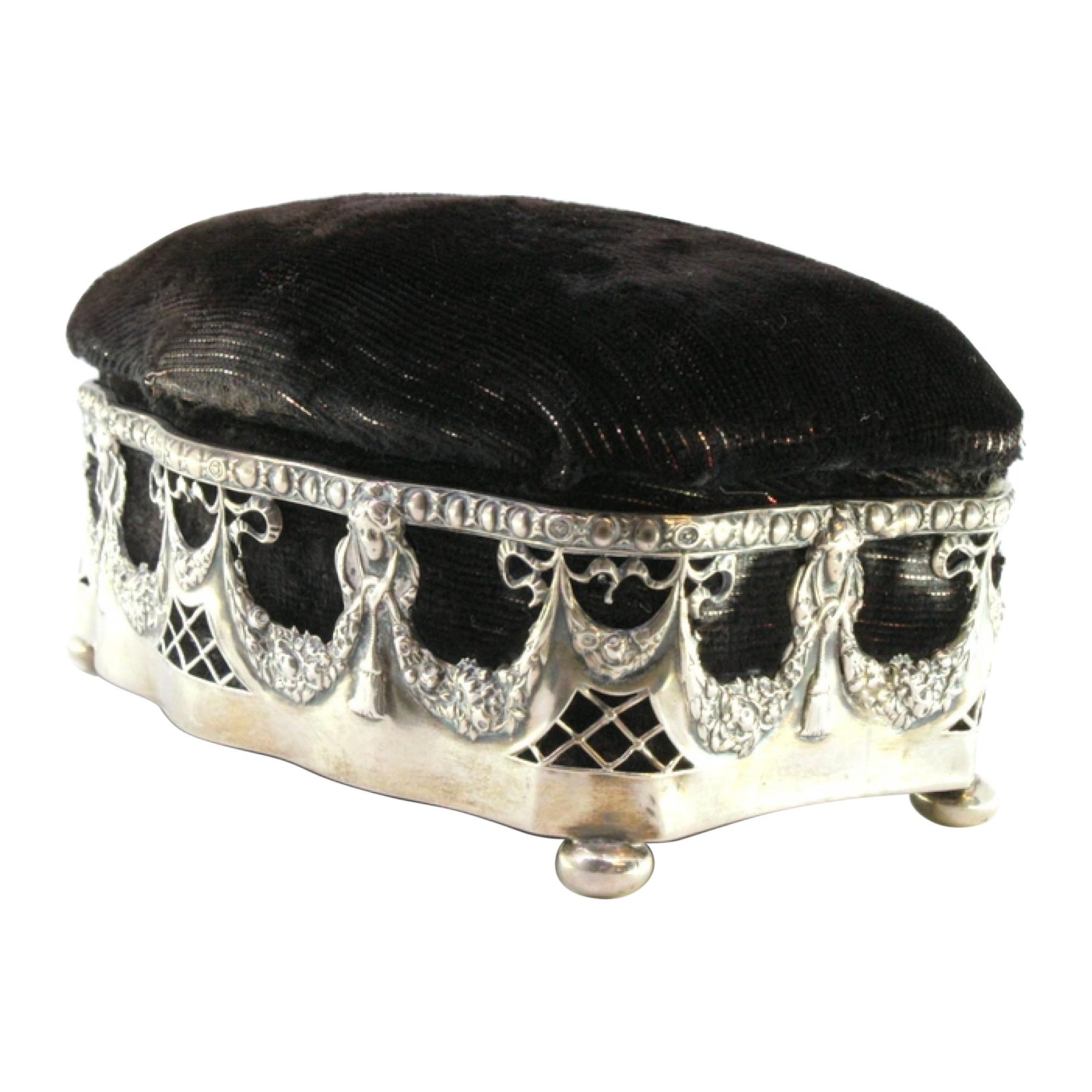 Silberne Schmuckschatulle mit Schleifen, Girlanden, Innenausstattung aus Samt, auf kugelförmigen Füßen im Angebot