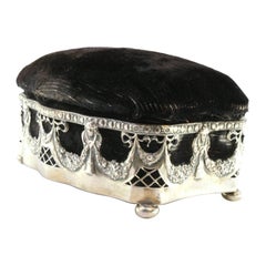 Boîte à bijoux en argent avec nœuds, guirlandes, intérieur en velours, sur pieds sphériques.