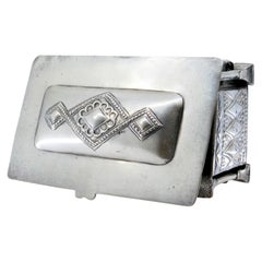 Silberne Schmuckschatulle mit rautenförmigen Reliefs auf dem Deckel