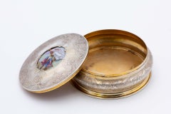 Silver jewelry box with engraved floral motifs