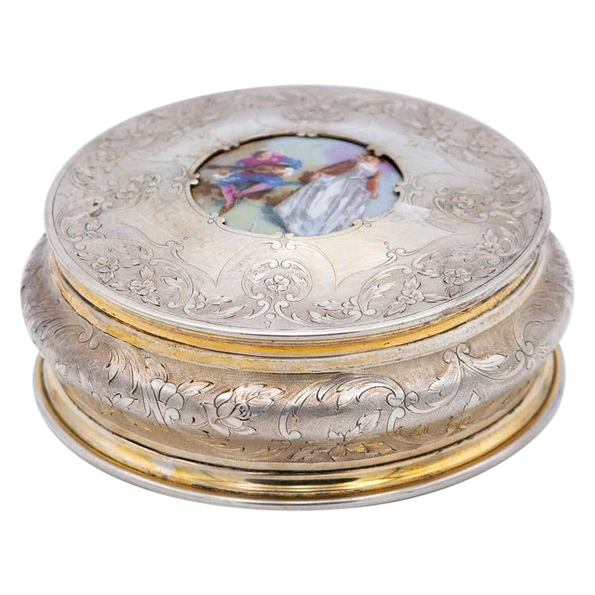 Silver jewelry box with engraved floral motifs