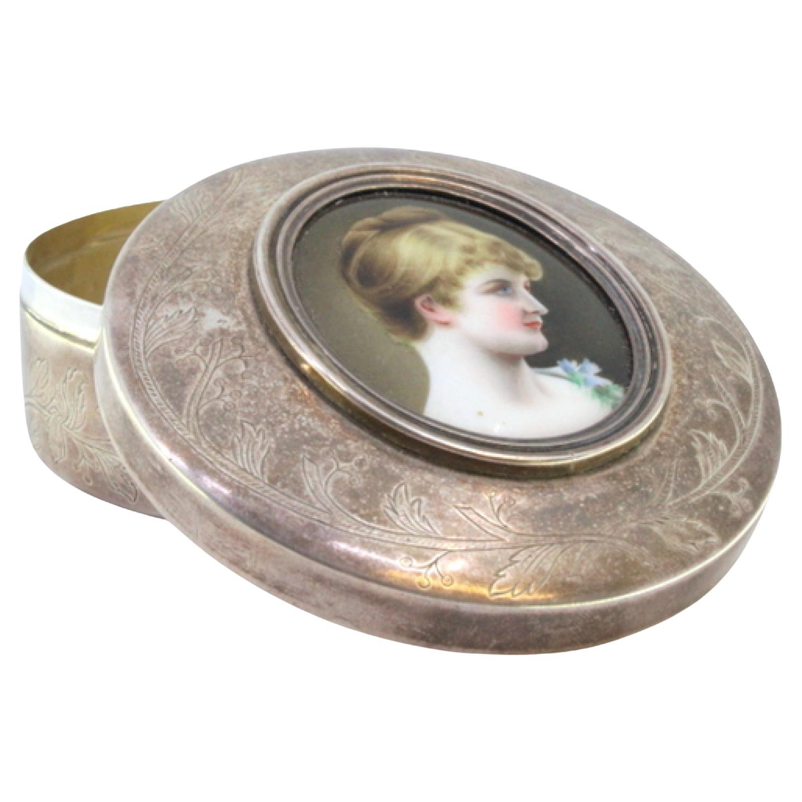Joyero de plata con grabados y dama antigua esmaltada en la tapa