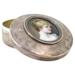 Joyero de plata con grabados y dama antigua esmaltada en la tapa