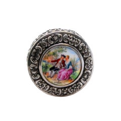 Joyero de plata con escena galante en esmalte en relieve en la tapa extraíble