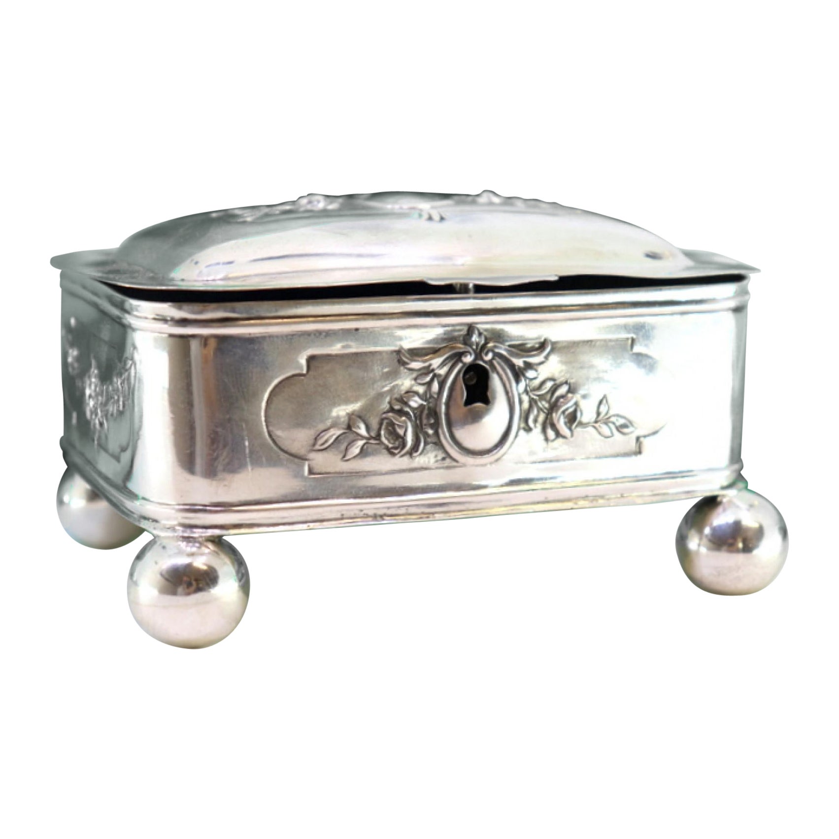 Boîte à bijoux en argent avec plaque de monogramme, intérieur doublé et pieds en forme de boule