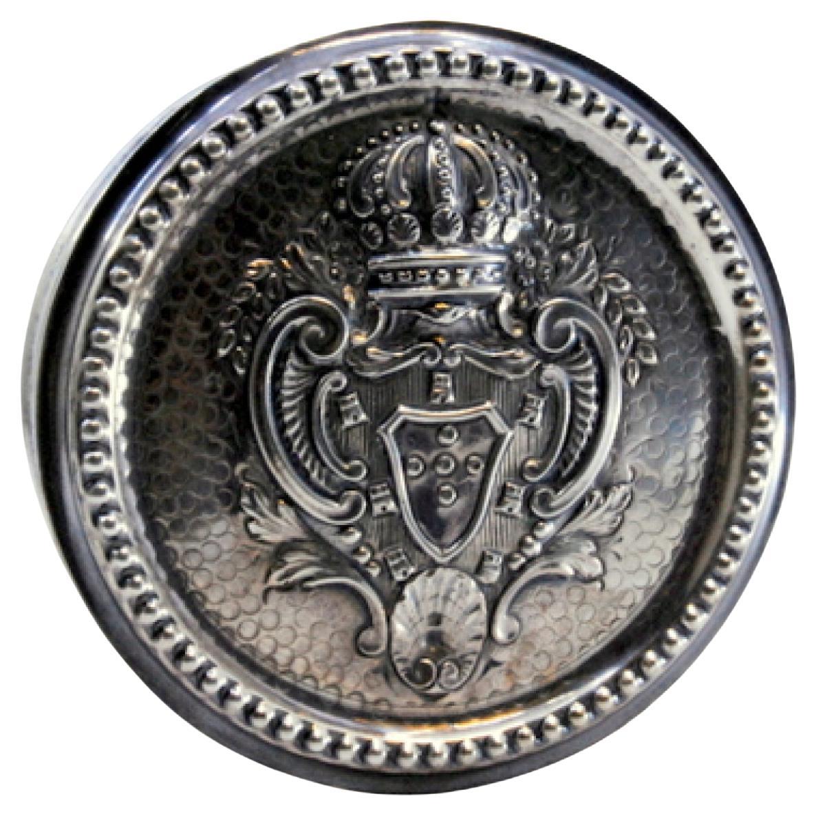 Description: Jewelry box, in silver with pearls on the surround and the Portuguese coat of arms in relief on the removable lid. Metal: Silver. Origin: Portugal. Brand: boar II Title. Weight: 109.35 grams. Dimensions: 10.4x4.5cm. Content: 833/1000.