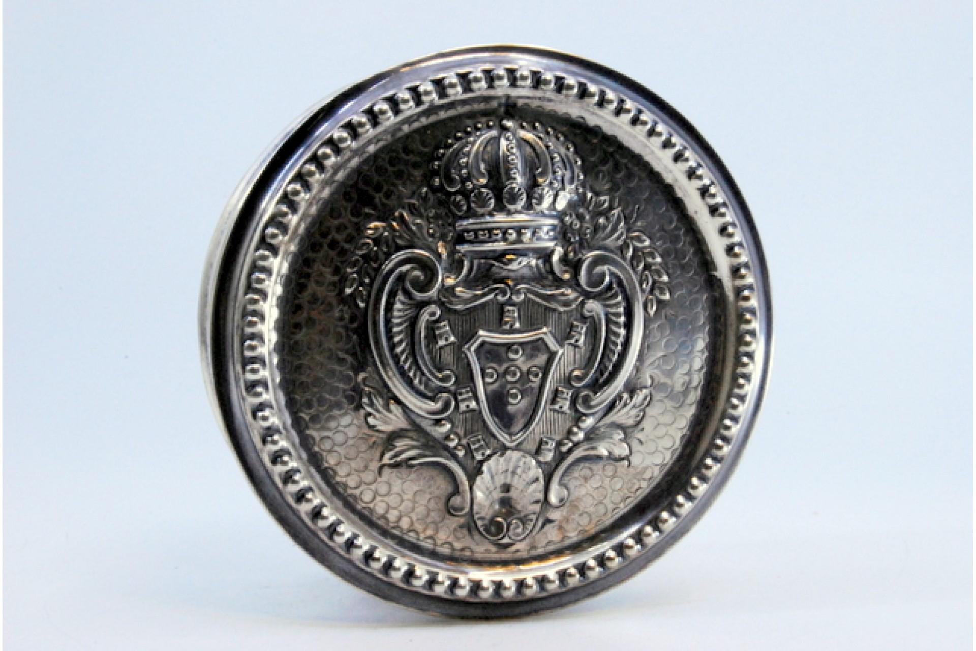 Européen Silver jewelry box with pearls and Portuguese coat of arms on lid en vente