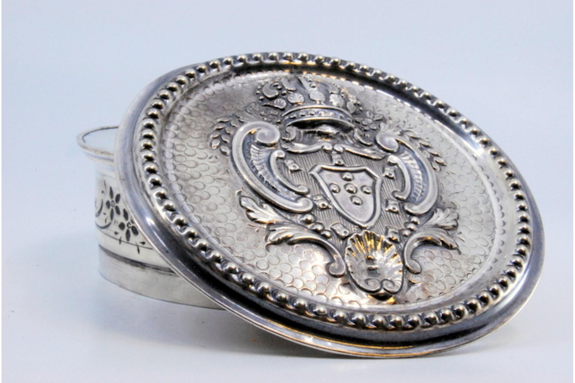 Silver jewelry box with pearls and Portuguese coat of arms on lid Bon état - En vente à Porto, PT