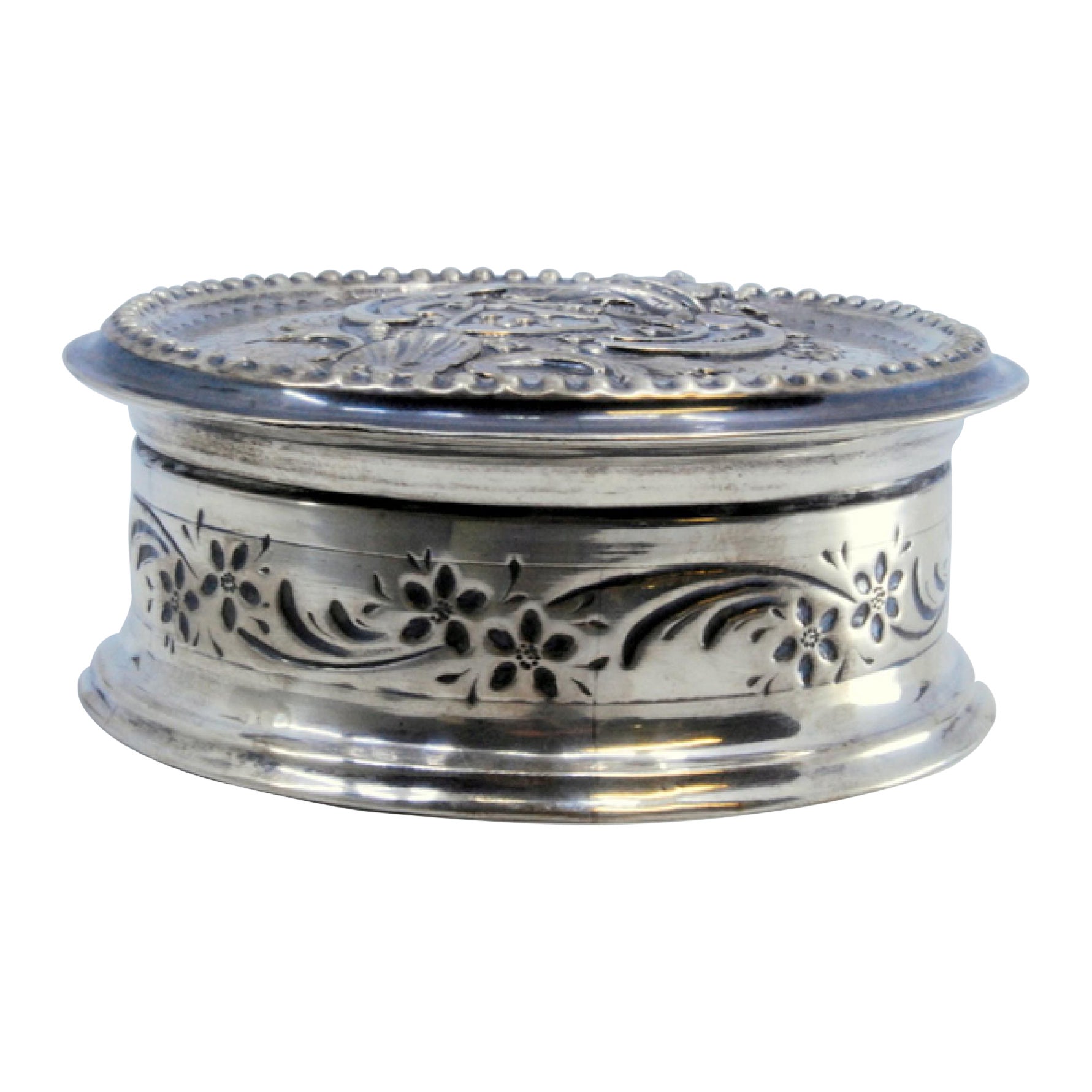 Silver jewelry box with pearls and Portuguese coat of arms on lid en vente
